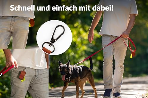 BEBOTAN Hundekotbeutel Spender mit Karabiner – Hochwertiger Kotbeutelhalter aus veganem Kunstleder inkl. 1 Rolle Hundekotbeutel – Praktisches Hundezubehör für unterwegs (Braun)