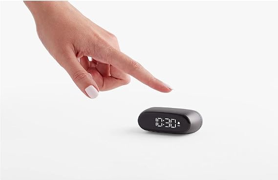 Lexon Minu mini çalar saat, kompakt, VA LCD ekran, dokunmatik ekran kullanımı, erteleme fonksiyonu ve arka plan aydınlatması, şarj edilebilir pil, alüminyum kaplama – metalik gri