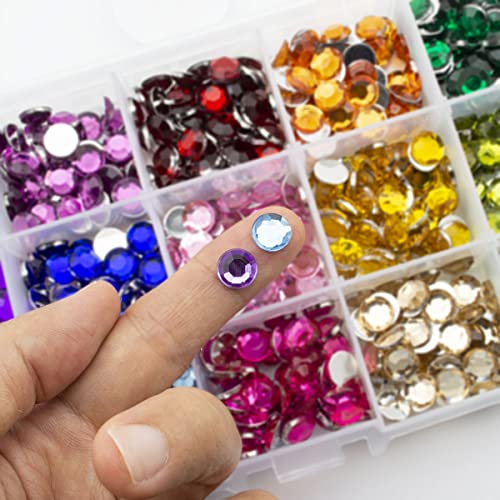 Strass dans une boîte pour customiser vos vêtements et objets déco