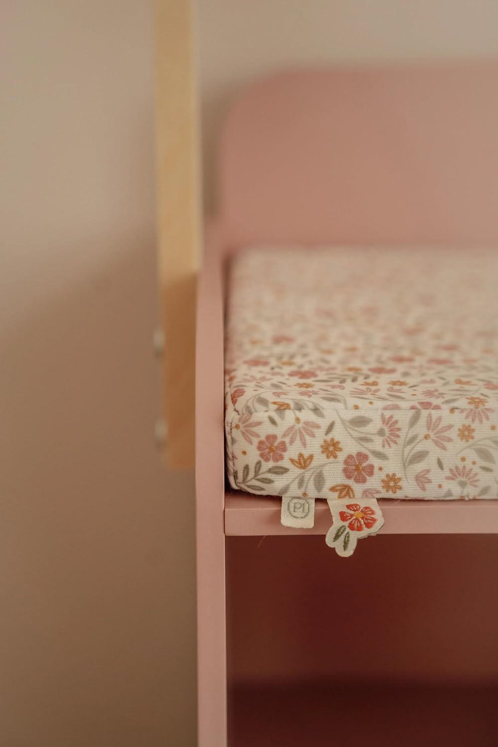 Little Dutch Puppen-Wickeltisch Wickelkommode mit Mobile und viel Zubehör für Babypuppe Puppe - rosa