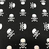 telas calaveras para niños tela de calaveras en fondo de color negro y las calaveras en color blanco. Con esta original tela, puedes confeccionar cualquier tipo de mochilas, neceseres, fundas para móvil, o aplica esta para labores de patchwork o manualidades. Puedes decorar cualquier rincón de tu hogar, como cojines, o cortinas para los mas atrevidos. tela orgánica 100% algodón.