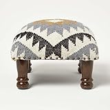 Fabriqué en laine de manière artisanale, à partir de matériaux durables et conçus pour un usage quotidien. Composition : 75% laine et 25% coton. Garnissage en mousse et polyester. Pieds en bois massif.