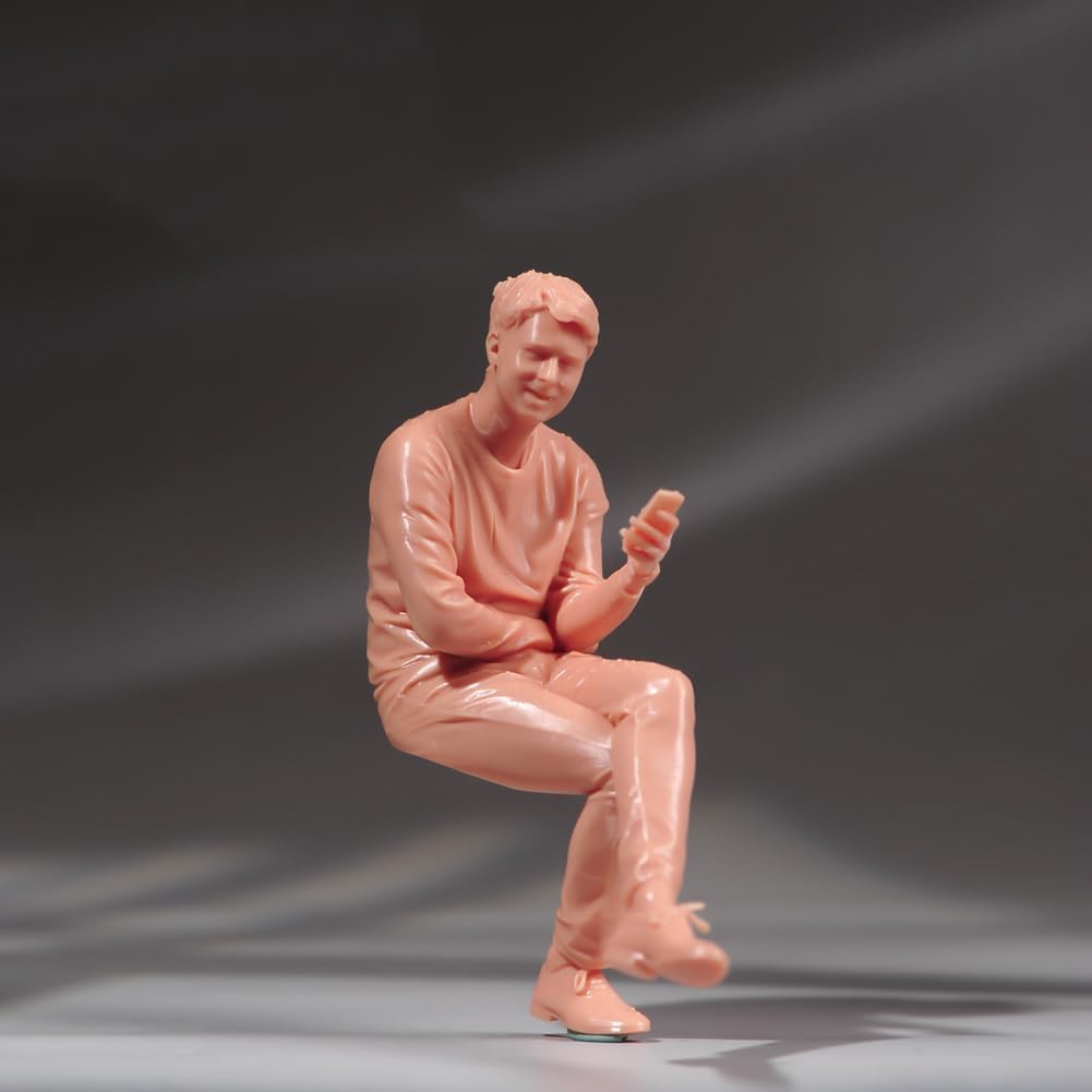 Figurine homme assis avec téléphone portable AMITD miniature 1/24 t-shirt noir et jean bleu