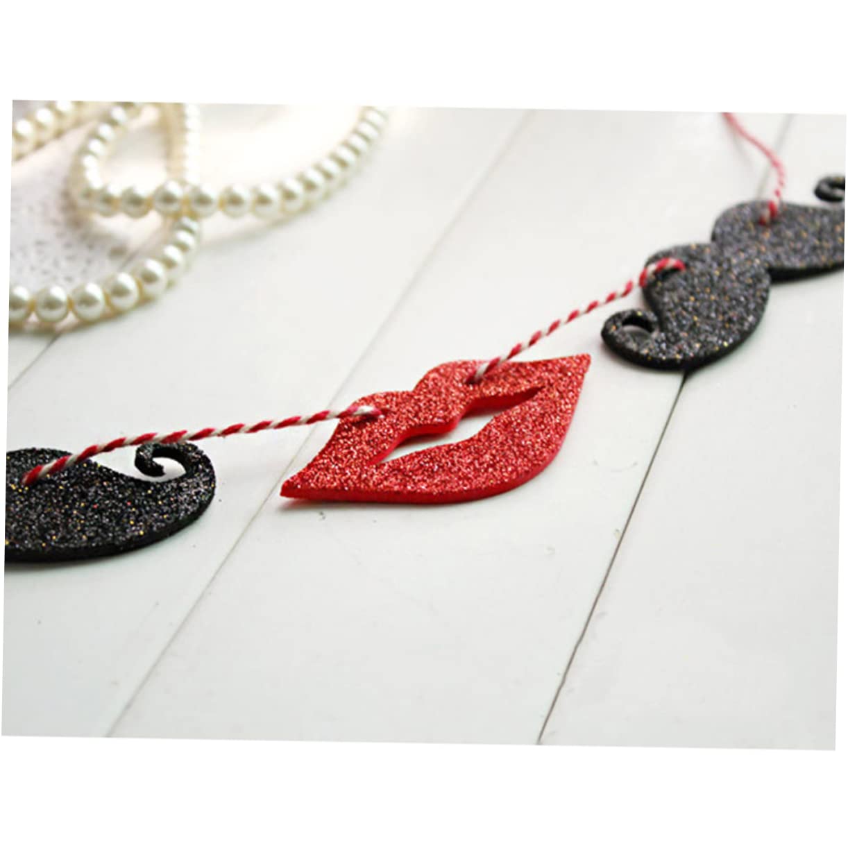 Guirlande Décorative Moustaches et Lèvres Rouges 2 Mètres en Papier Cartonné Rouge et Noir Bannière de Mariage Saint-valentin Fiançailles Décoration de Fête Petite Taille