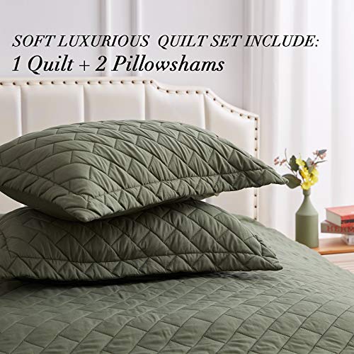 SunStyle Home Quilt Set King Size Olive Green 3 Piece, Ultra Soft Lightweight Luxurious Microfiber Coverlet Modern Style Rectangle Pattern Bedspread Set (Includes 1 Quilt, 2 Pillow Shams)
