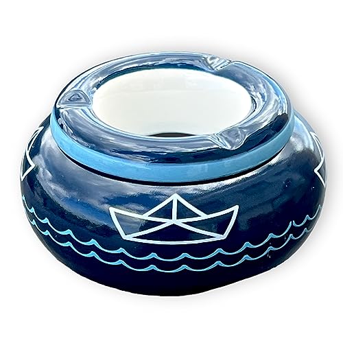 MIJOMA Sturmaschenbecher Windaschenbecher aus Dolomit, Keramik-Tischaschenbecher mit Deckel, wetterfest witterungsbeständig, für Innen- & Außenbereich (Dunkelblau Papierschiffchen Maritim, Ø11 cm)