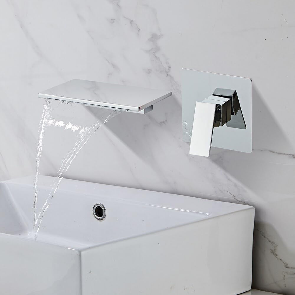 Mitigeur mural cascade noir mat avec grande étagère de rangement pour un espace épuré