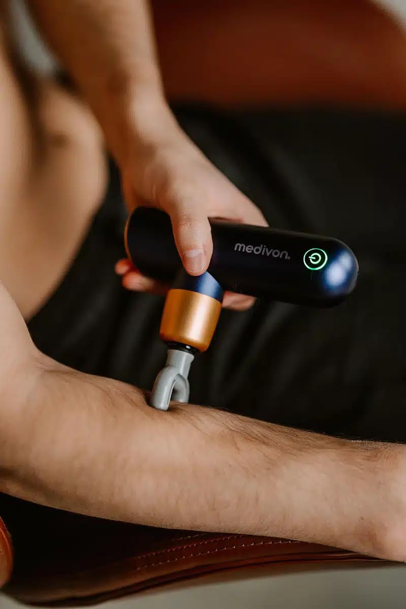 Medivon Gun Pro Y Muskelmassagepistole – Percussion-Kombinationstherapie mit Vibrationsmassage – leicht und kabellos – austauschbare Köpfe