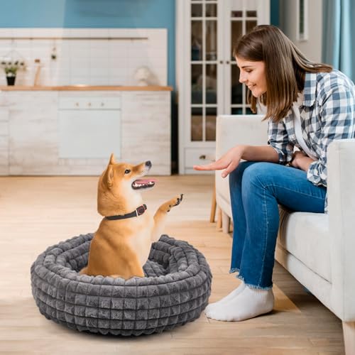 XIAPIA Katzenbett Flauschig 58x20 cm, Plüsch Katzen Schlafplatz Weich und Warm für Katzen Kleine Hunde, Orthopädisches Kuschelbett mit Rutigfester Boden Grau