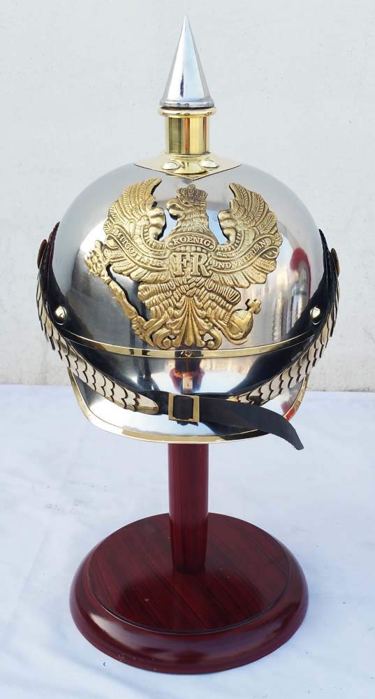 Casque Prussien Pickelhaube en acier et laiton réplique militaire