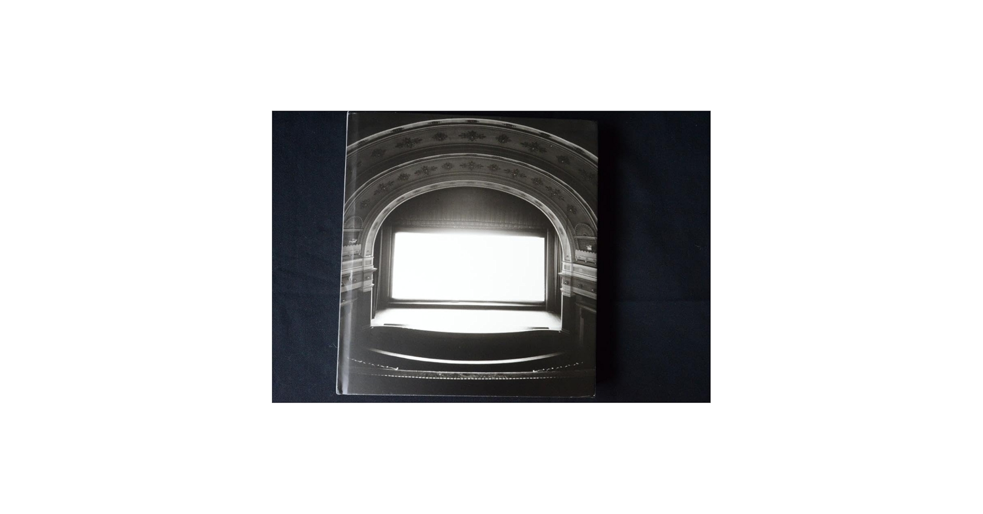 Amazon.co.jp: Hiroshi Sugimoto: Theaters杉本博司 新古・美本 : おもちゃ