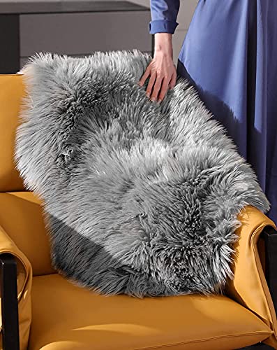 HEQUN Faux Lammfell Schaffell Teppich Kunstfell Dekofell Lammfellimitat Teppich Longhair Fell Nachahmung Wolle Bettvorleger Sofa Matte (50 x 80 cm, Grau