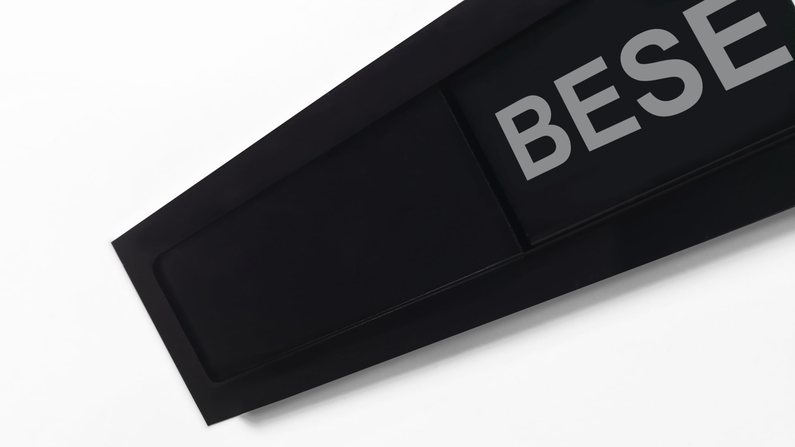 FREI/BESETZT-Schild "Mini" in schwarz - Dezente & elegante 10 x 2,7 x 0,5 cm - Schiebeschild aus Acryl - Schwarzer Rahmen & Schieber mit weißem Text - Starke Klebefläche rückseitig - SynMe Germany