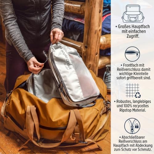 I love how reinforced the bottom is. Oftentimes heavy-use points on duffel bags start to wear thin after a few trips.