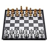 Nuestro hermoso juego de ajedrez de viaje magnetitc cuenta con piezas de oro y plata de ajedrez que se ven muy fuerte contra el tablero de ajedrez negro y gris.