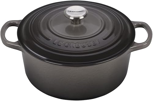 Le Creuset Horno holandés redondo característico de 13 1/4 cuartos de galón con perilla de acero inoxidable personalizada grabada adicional, ostra