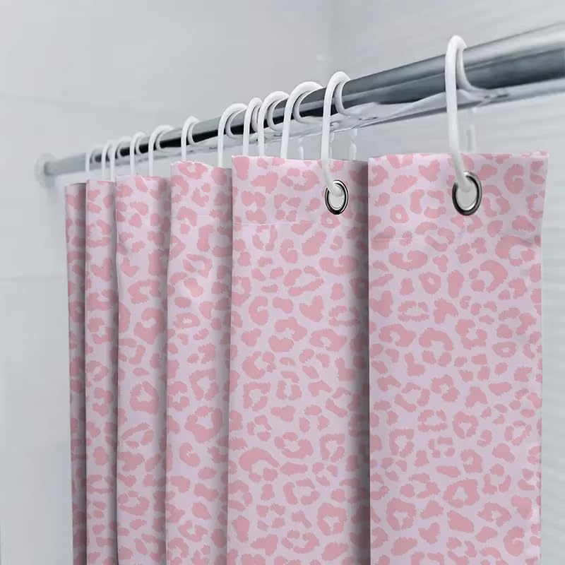 Rideau de douche léopard rose pour une salle de bain moderne et colorée