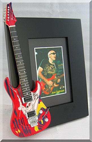 JOE SATRIANI Miniature Cadre Guitare Photo Surfing with Aliens - Les Beatles, Paul McCartney, John Lennon, RIngo Starr, George Harrison JOE SATRIANI Miniature Cadre Guitare Photo Surfing with Aliens