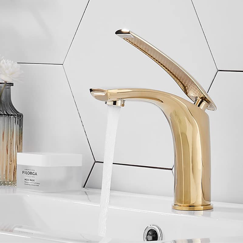 Robinets de lavabo or carré pour moderniser une salle de bain familiale