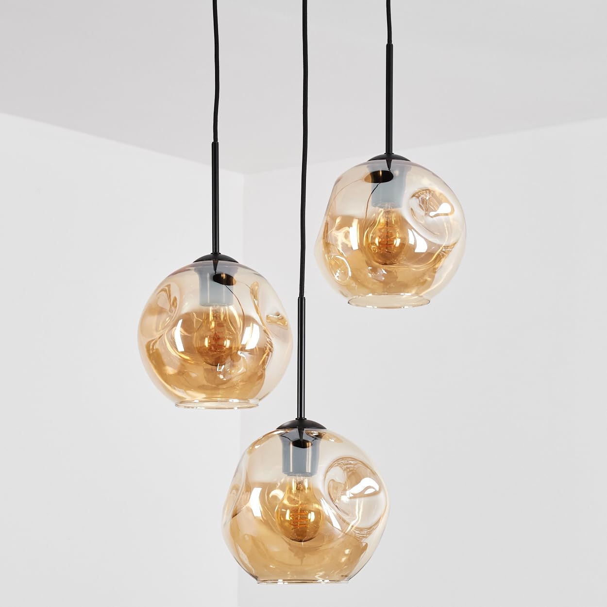 HOFSTEIN Hängeleuchte Ripoll, 3-flammige Hängelampe aus Metall/Glas in Schwarz/Bernsteinfarben, moderne Pendelleuchte im Retro/Vintage-Design, Schirme Ø 20 cm, E27, Esszimmer, Küche, Wohnzimmer