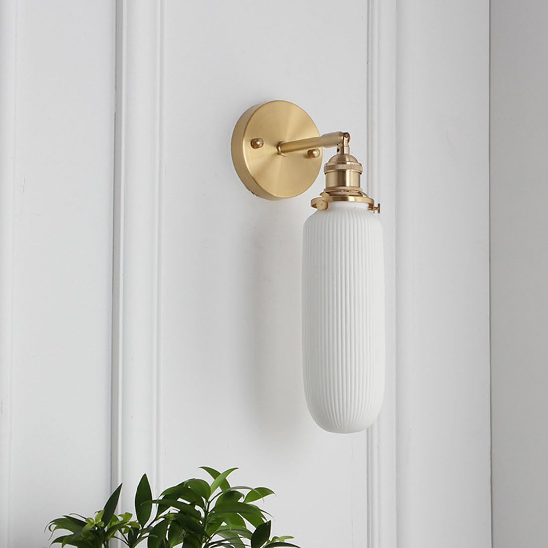 Nowoczesna lampa ścienna w stylu vintage E27, biały ceramiczny klosz, regulowana lampa z przełącznikiem, mosiężne wykończenie, idealna do sypialni, korytarza, salonu, kuchni lub jadalni.