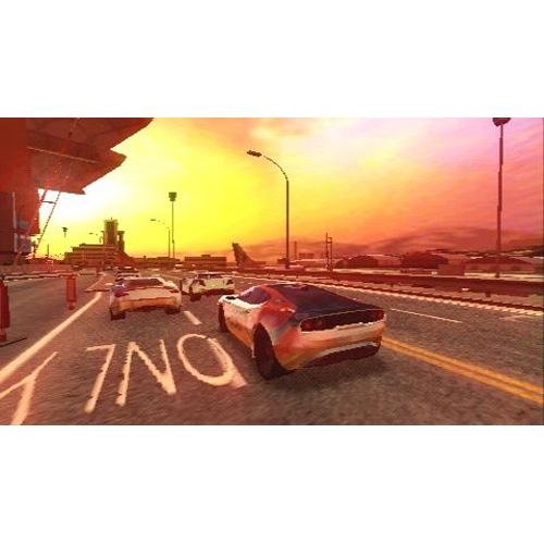 Captura de tela do jogo mostrando carros de corrida em uma pista ao pôr do sol.