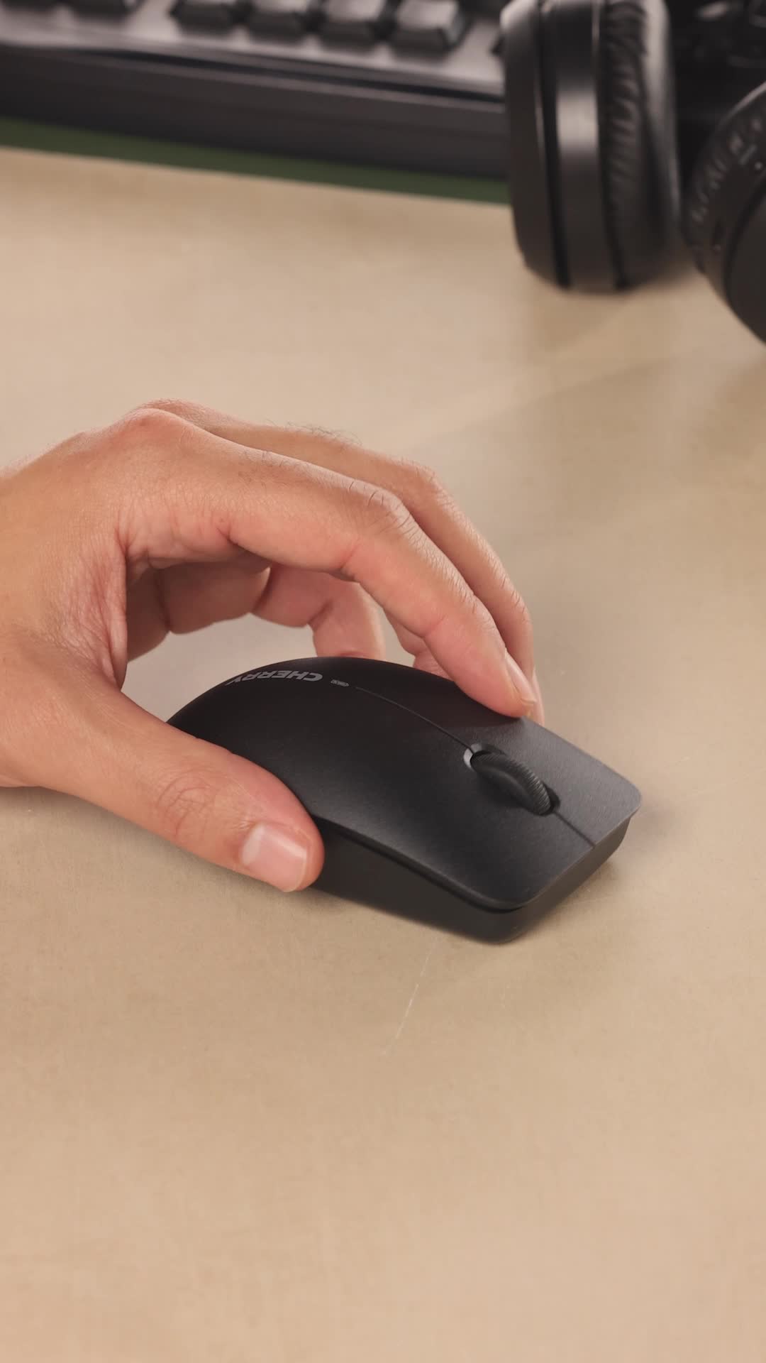 CHERRY MW 2400 Mouse Wireless – Ottico 1200 DPI, Design Simmetrico Per Destri E Mancini, Ricevitore USB Nano, Batteria Inclusa, Nero - 4