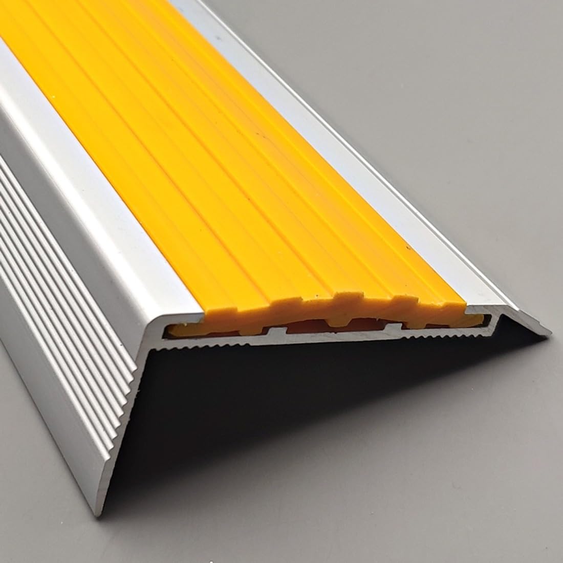 100/120/150cm Aluminiowe listwy schodowe, 60x27mm w kształcie litery L Żółte winylowe ochraniacze krawędzi schodów, antypoślizgowe stopnie Profilowanie nosków(150cm/59in)