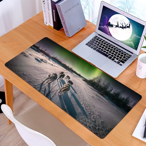 KDWJS - KDWJS Tapis de Souris XXL Speed Gaming - 90x40 cm - Base en Caoutchouc antidérapant Extended - Améliore la précision et la Vitesse - Un Groupe de Chiens de traîneau Courant sous Les aurores boréales,