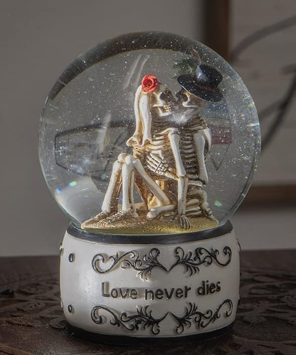Miniatura 8 de Ebros Gift Día de los muertos El amor nunca muere besos franceses besándose recién casado esqueletos sentados en la playa de arena globo de agua con