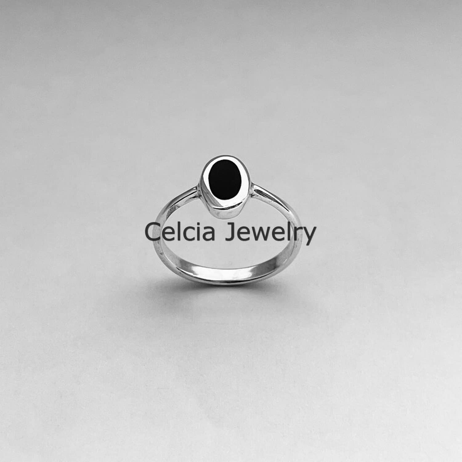 Anillo de ónix negro con solitario ovalado simple de plata de ley 925 maciza, anillo bohemio bohemio, hermoso anillo de ceremonia de boda, anillo minimalista, anillo de regalos del día de la madre