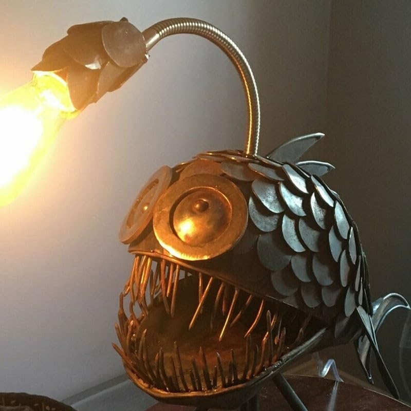 Lampada Pescatore Artigianale In Metallo – USB Ricaricabile – Decorazione Da Tavolo 15x22 Cm