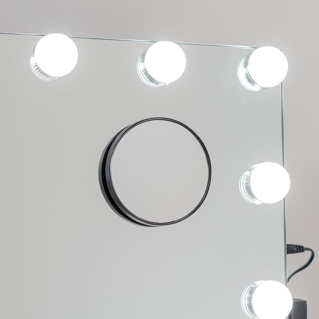 Flamingueo Espejo Maquillaje con Luz - 15 LED - 3 Modos de Luz - Intensidad Ajustable - Control Táctil - Cargador Inalámbrico para Móvil - Espejo Aumento - Posición Regulable - Negro - 64x12x54,5cm