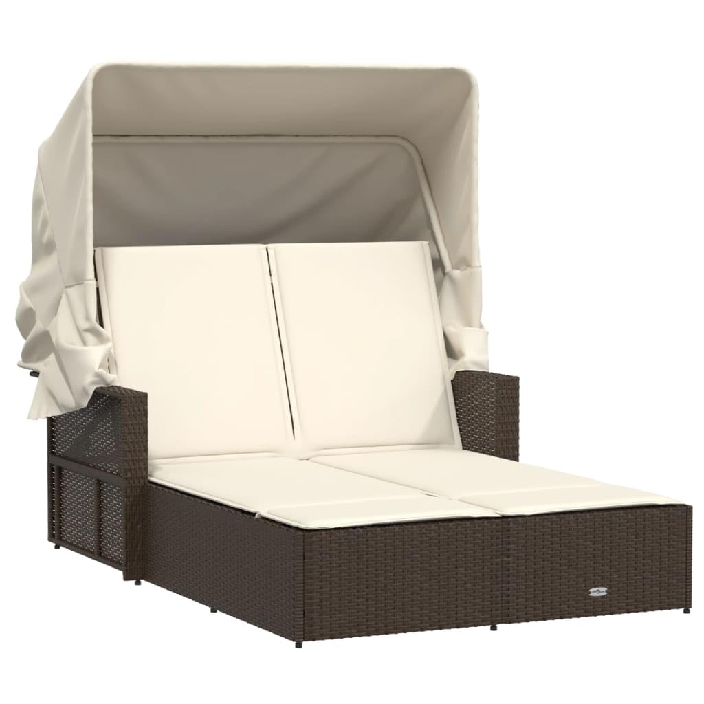 Letto matrimoniale da esterno con baldacchino e cuscini, mobili da giardino regolabili in rattan marrone, chaise longue per rilassarsi e prendere il sole