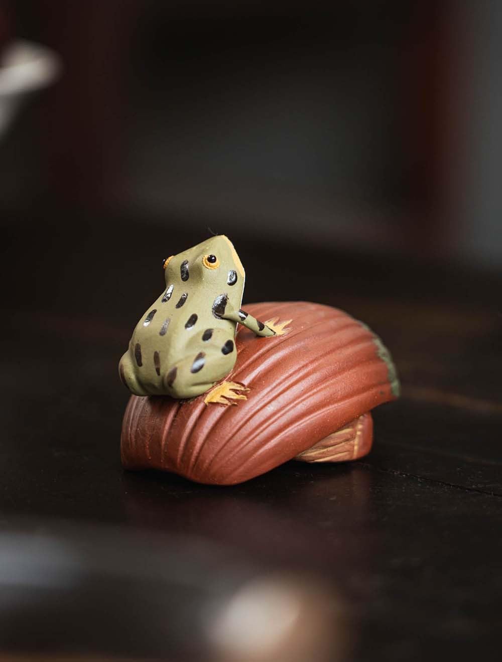 Hormsdar Hand-Made Tea Pet Frog Funny Cute Purple Clay Statue Kung Fu Tea Tray Decor Tea Lover's Gift Home Office Desk Feng Shui Ornament (B)