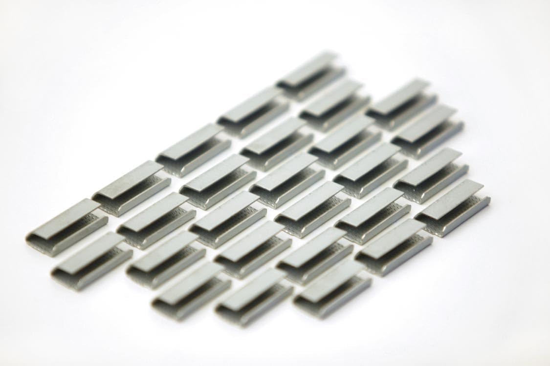 4000 unidades Uniones Metálicas para cerrar fleje de plástico. Para fleje de 12 o 13mm.