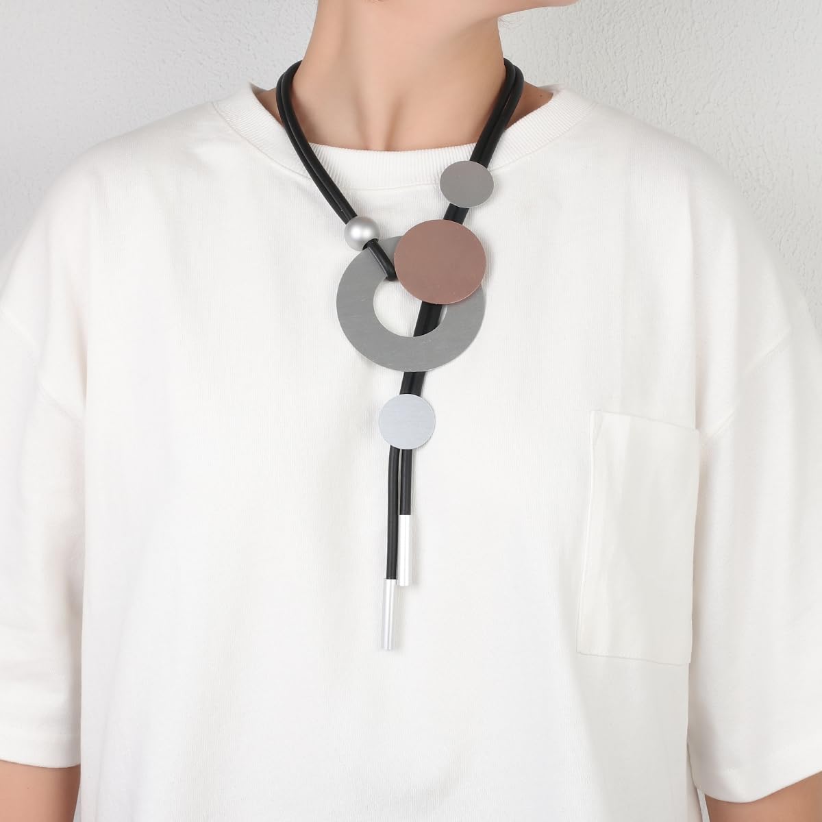 Collares Collar Mujer hombre Colgante Cadena De Suéter Largo De Goma Negra, Collares Con Colgante Redondo De Aluminio Simple Para Damas De Oficina