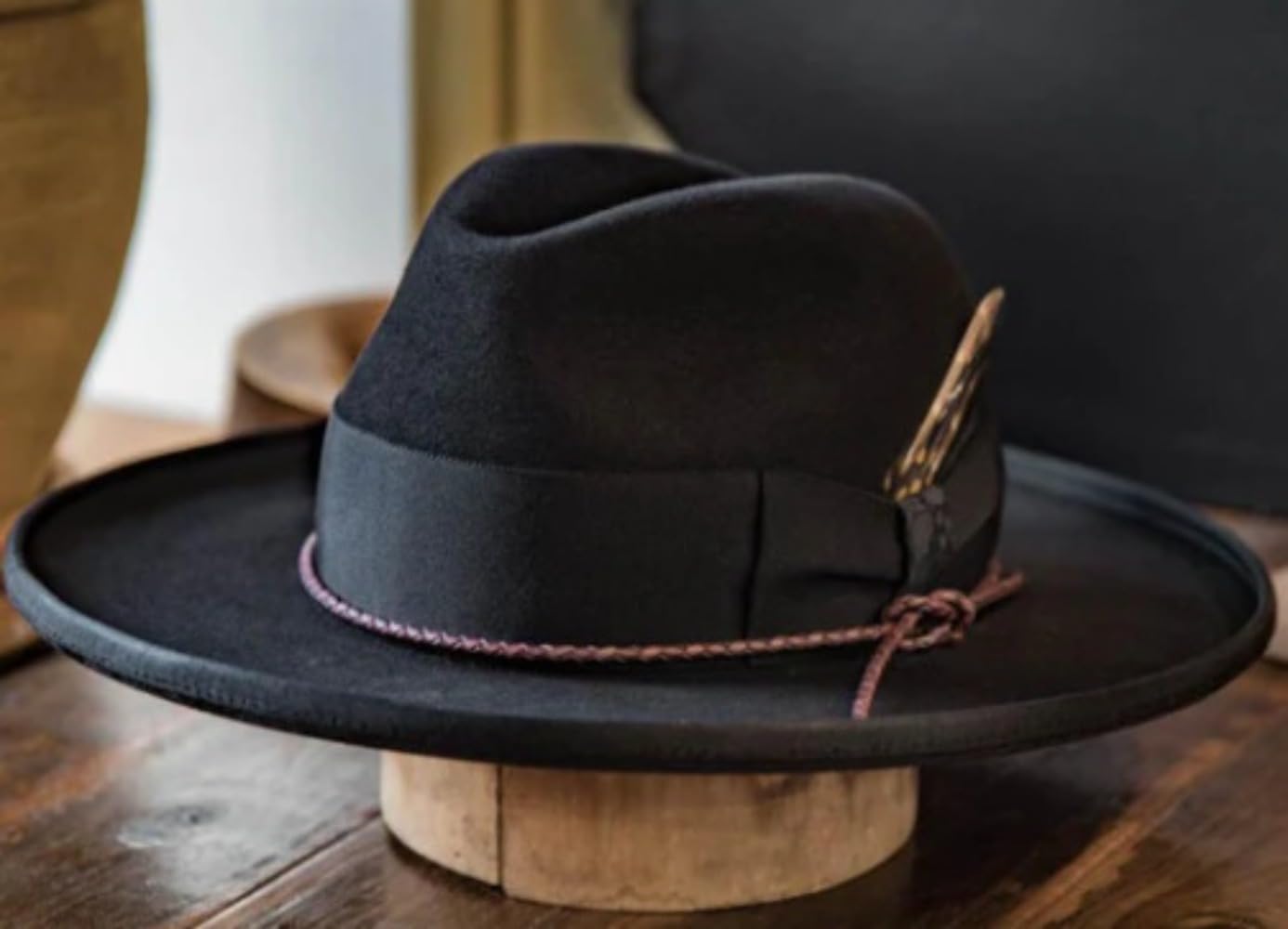 Wełniany filcowy kapelusz fedora z szerokim rondem z akcentem z piór, taupe