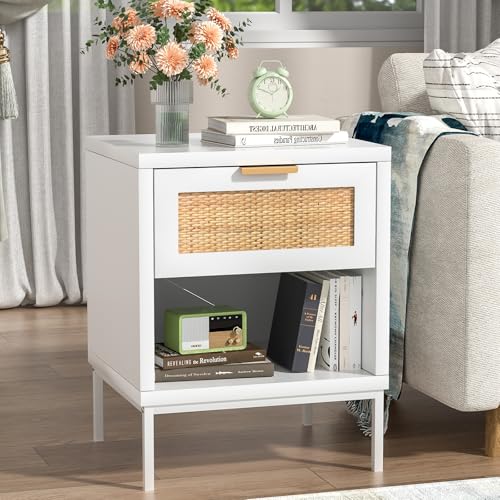 Skokliz Rattan Nachttisch, Weißer Nachtschrank mit Schubladen und offenem Fach, Boho Nachttisch, Beistelltisch Couch mit Lagerung, für Wohnzimmer, Schlafzimmer