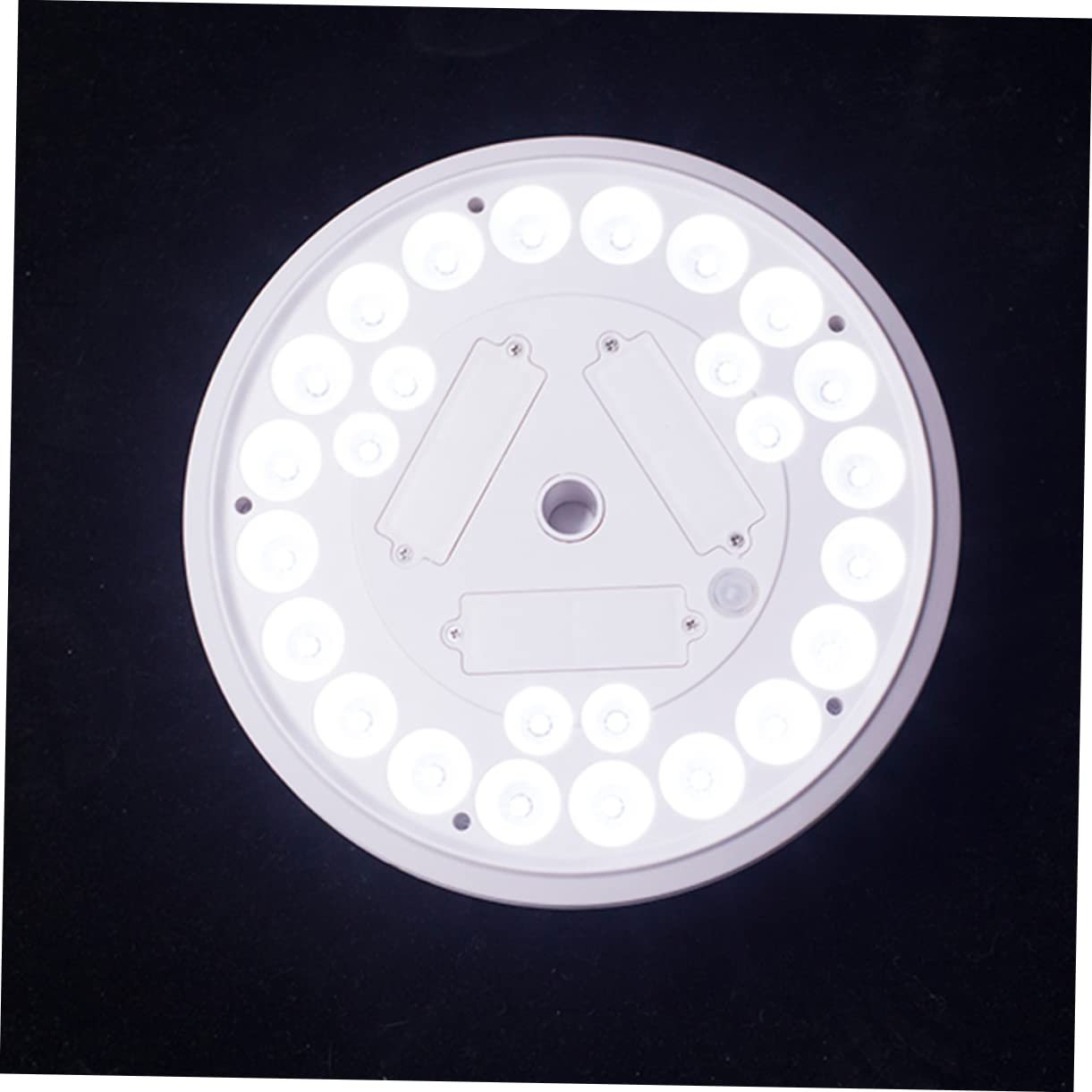 iplusmile 26-led Fahnenmast Downlight Solar Außenbeleuchtung mit Kunststoffgehäuse und Haken Verschleißfest und Einfache Installation für Outdoor Bereich Weißes Design