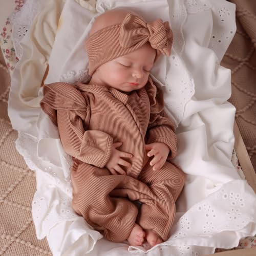 🎨【Dettagli Realistici】La bambola realistica per bambina è senza capelli, per assomigliare maggiormente a un neonato. Presenta sopracciglia naturali finemente dipinte a mano e lunghe ciglia applicate a mano che cadono naturalmente quando gli occhi sono chiusi. La posizione serena e rilassante della bambola mentre dorme è incredibilmente realistica, come se un vero angioletto fosse sceso dal cielo.