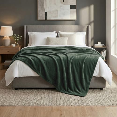 Americanflat 90x90 Fleece Throw Blanket - Soft and Breathable Throw Blanket for Couch, Bed, Chair - Oversized Fleece Blankets Perfect for Home, Bedroom, or Outdoor Use - Green