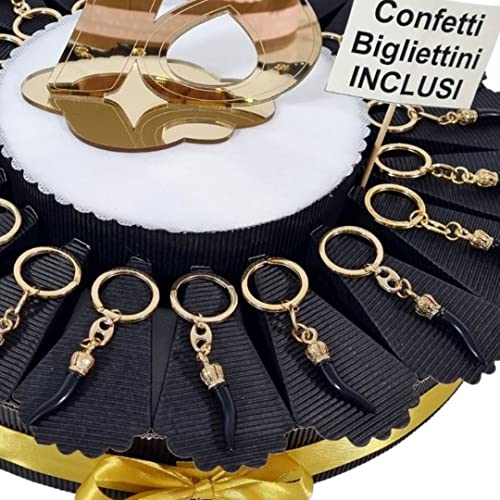 La torta arriverà montata e decorata con nastri come in foto, ma le fette verranno inserite da voi, facili da chiudere inserendo i confetti (5 confetti al cioccolato in blister per alimenti sigillato da una macchina confezionatrice IGIENE AL 100%) e poi con un pò di colla potrete attaccare gli oggetti autonomamente (consigliato colla al caldo, colla tipo attack o biadesivo) tutto questo per garantire l’integrità del prodotto. PER ALTRE INFO CONTATTARE WHATSAPP 3291446016