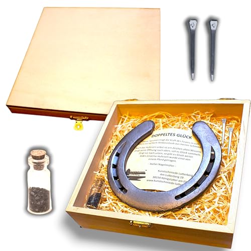 Kunstschmiede Lutterberg Mystisches Glücksset Echtes getragenes Hufeisen mit Talismanen & Ambossstaub in edler Holzbox Symbol für Schutz Kraft & Beständigkeit