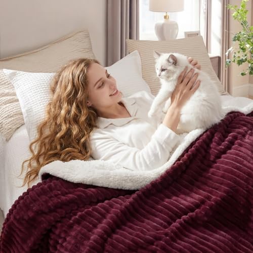 RUIKASI Sherpa Decke Warme Kuscheldecke Flauschige 130x150 cm Weinrot – Ansicht 3