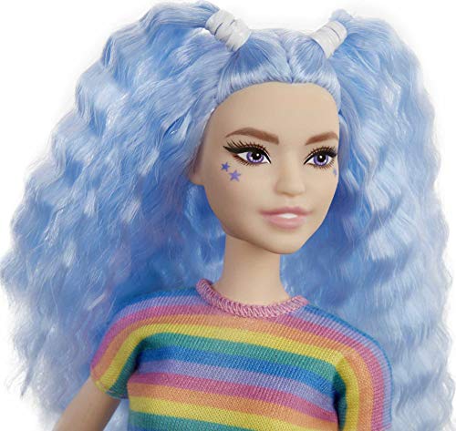 Barbie GRB61 - Fashionistas Puppe (blaue Haare) mit Zubehör, im Outfit mit Regenbogen-Shirt und Schuhen, Spielzeug für… – Bild 5