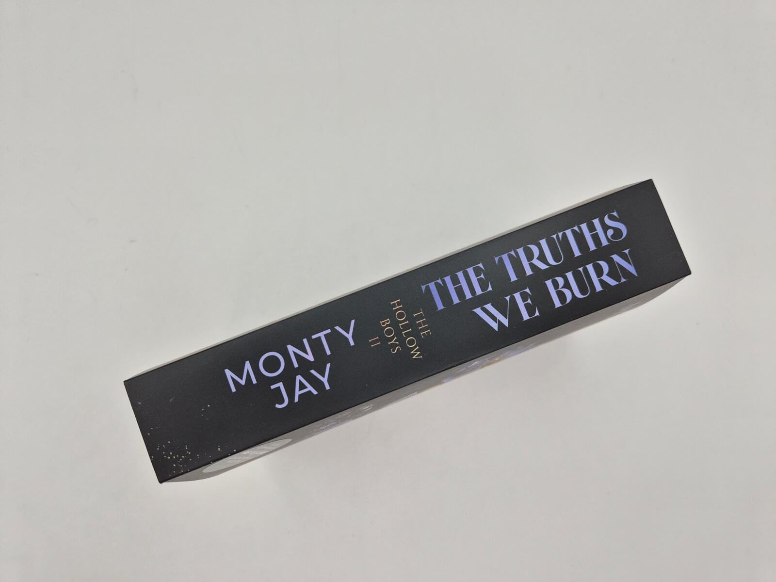 The Truths we burn (The Hollow Boys 2): Roman | Intensive Dark Romance mit Dark Academia-Vibes für alle Fans der »Devil’s Night«-Reihe von Penelope Douglas | Mit limitiertem Farbschnitt