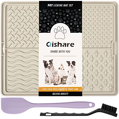 Qishare Tapis de Fuite pour Chien avec 1 spatule + 1 Brosse pour Un Nettoyage Plus Facile, Tapis de Fuite de Beurre d'arachide avec Ventouse, Convient pour Le Bain et l'entretien des Animaux (Beige) Cover