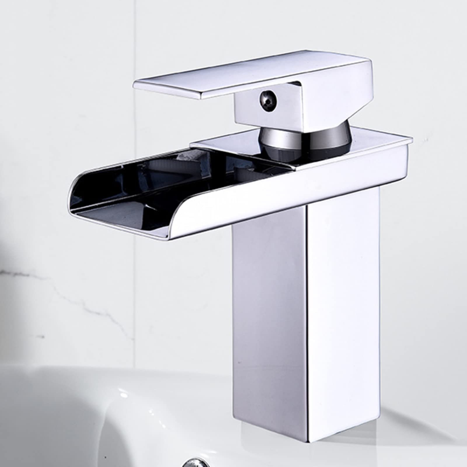 Robinet cascade pour lavabo chromé monotrou à poignée unique pour salle de bain moderne