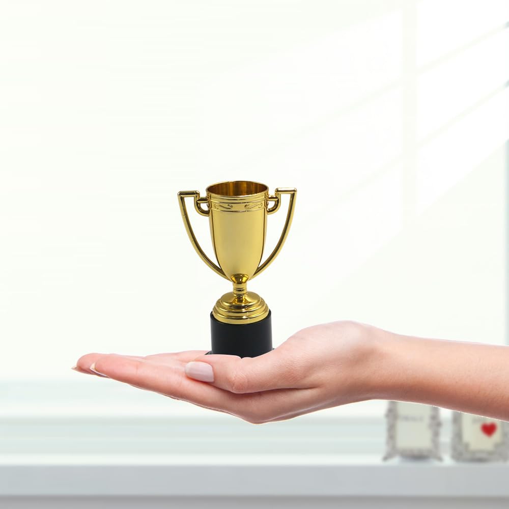 Mini Trophées Dorés,6 Petits Trophées en Plastique pour Anniversaires d'Enfants Tournois Sportifs Récompenses Scolaires Cadeaux de Fête et Evénements de Bureau Décorations et récompenses polyvalentes